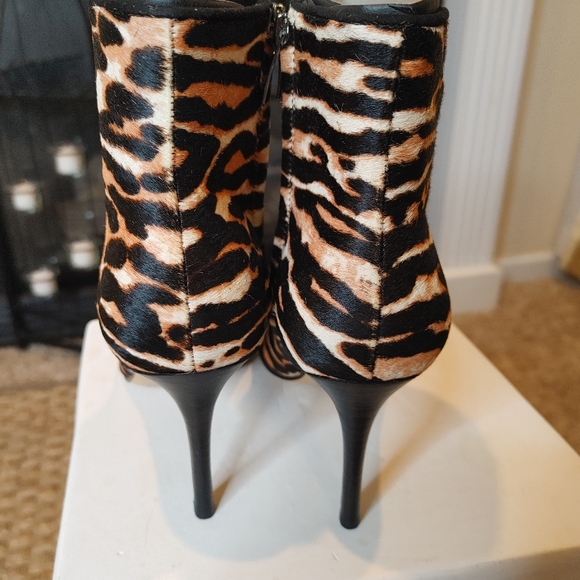 NINE WEST FHAYLA 💥NEW IN BOX💥 POINTED TOE BOOTIE,BLACK MULTI PONY 6M - Picture 10 of 16